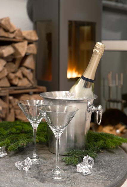 Réglage de la table romantique avec décoration de branches de sapin de Noël cheminée champagne