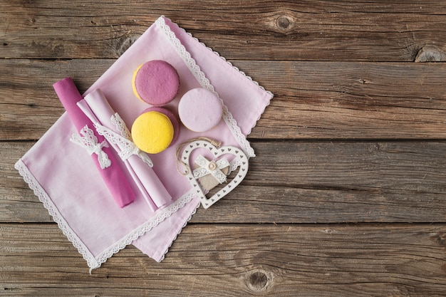 Réglage de la table romantique avec macaron le jour de la Saint-Valentin