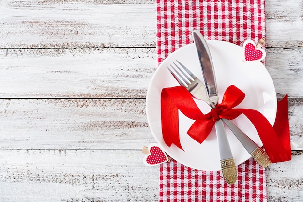 Réglage de la table romantique pour la Saint Valentin dans un style rustique. Vue de dessus