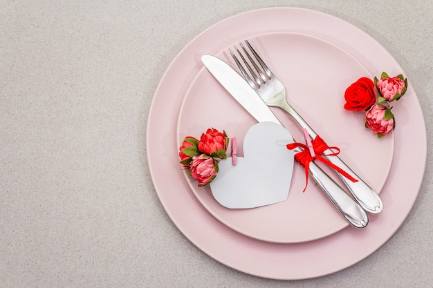 Réglage de la table romantique pour la Saint-Valentin