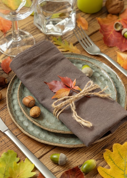 Réglage de la table rustique d'automne entre les feuilles et les baies sur une table en bois vintage se bouchent