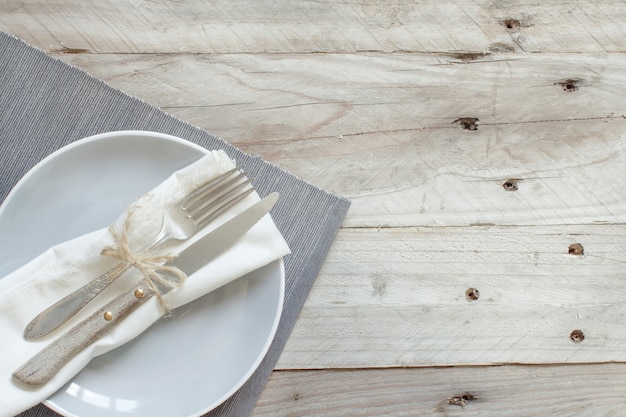 Réglage de la table rustique avec des œufs sur une table en bois