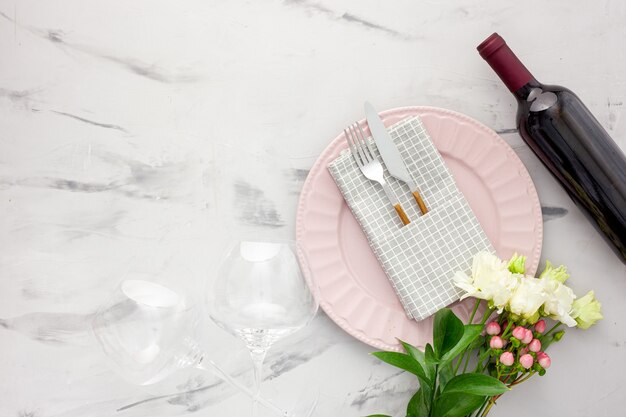 Réglage de la table de la Saint-Valentin avec assiette, vin et verres