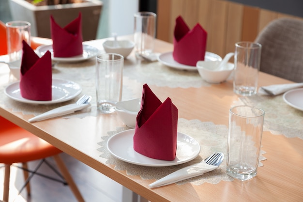 Réglage de la table de service décorée pour la fête avec une serviette rouge