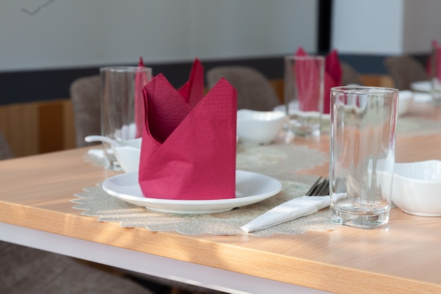 Réglage de la table de service décorée pour la fête avec une serviette rouge