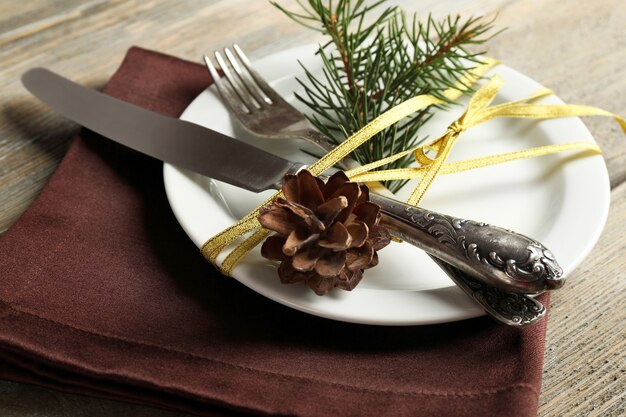 Réglage de la table de vacances avec décoration de Noël