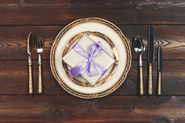 Réglage de la table de vacances sur une table en bois aux couleurs lilas