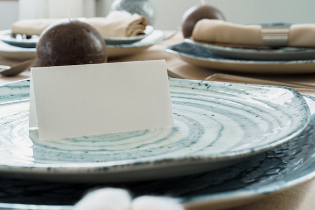 Réglage de la table avec une vaisselle élégante sur une nappe beige