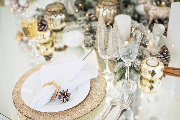 Réglage de la table en verre festif du Nouvel An.