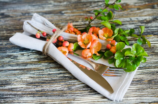 Réglage de la table vintage avec des fleurs délicates sur une table rustique minable.