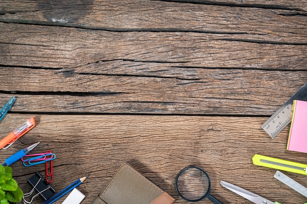 La règle du stylo crayon est placée sur la vue de dessus de la table