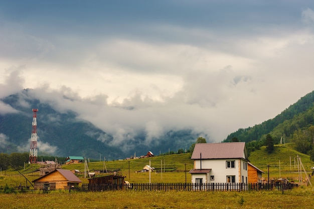 Règlement dans les montagnes. La vie moderne trouve un lien avec la nature. Altai.