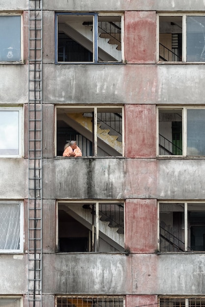 Règlement Lunik IX avec bloc d'appartements en ruine avec des Roms dans la ville de Kosice Slovaquie