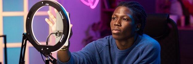 Régler le téléphone intelligent sur la lumière de sonnerie dans un studio moderne