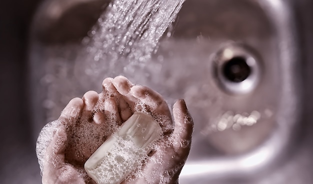 Règles d'hygiène. Lavage des mains avant les repas. Traitement antibactérien des mains avec du savon. Un moyen de prévenir l'infection virale. Protection contre le coronavirus.