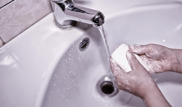 Règles d'hygiène. Lavage des mains avant les repas. Traitement antibactérien des mains avec du savon. Un moyen de prévenir l'infection virale. Protection contre le coronavirus.
