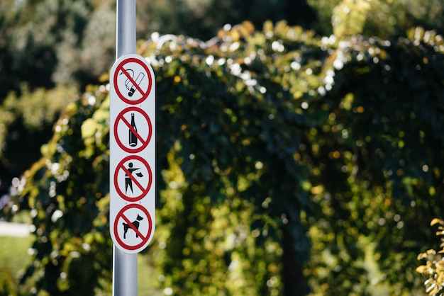 Photo les règles de message de santé et de sécurité du chantier de construction signent la signalisation sur les limites de la clôture