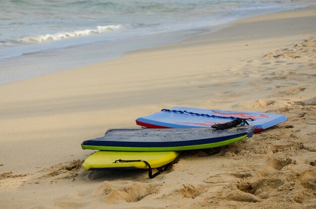 Regroupement de 3 planches de boogie sur la plage de Waimanalo à Oahu, Hawaii