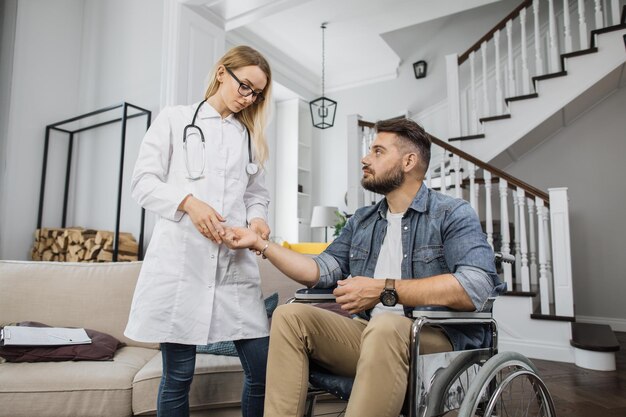 Réhabilitologue examinant la fréquence cardiaque des patients à la maison