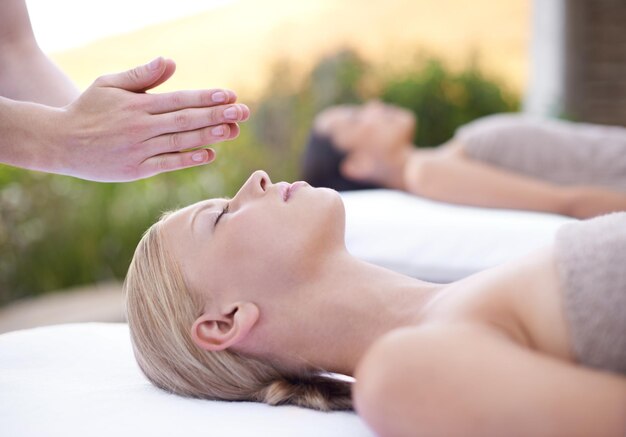 Photo reiki relax et visage de femme au spa pour la santé, le bien-être et la paix traitement de luxe de la peau massage holistique salon de beauté et soins de la peau professionnels guérison du visage pour fille en thérapie esthétique