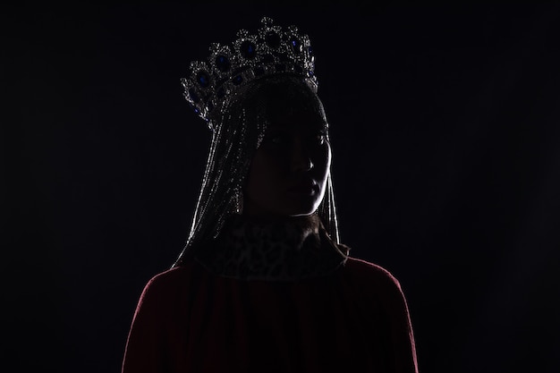 reine avec couronne studio portrait sur fond noir