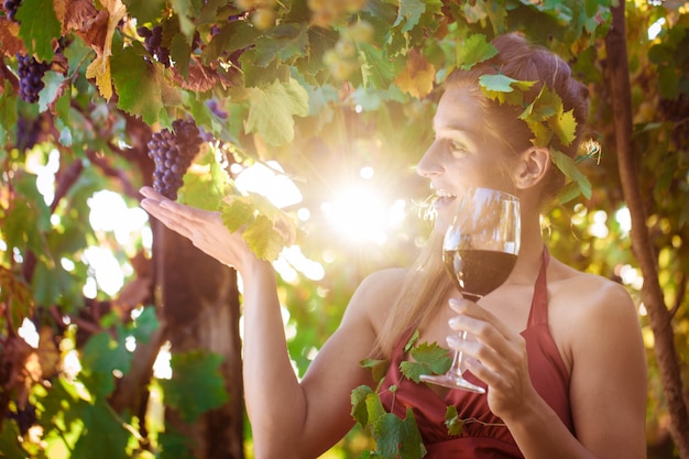 La reine du vin visitant son vignoble