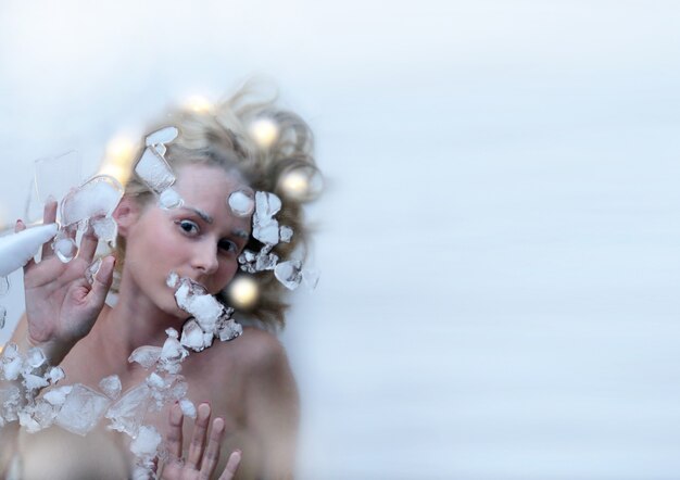 La reine des neiges, femme en gros plan d'hiver avec des glaçons, portrait gelé avec mise au point sélective sur la glace, conte de fées de Noël