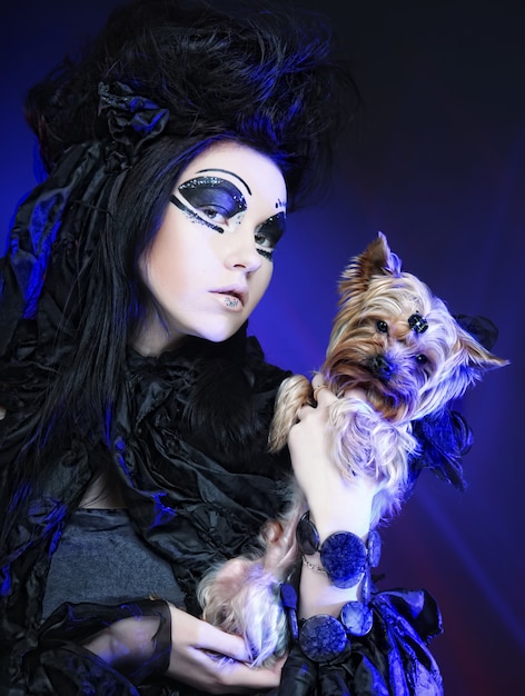 Reine sombre élégante avec petit chien
