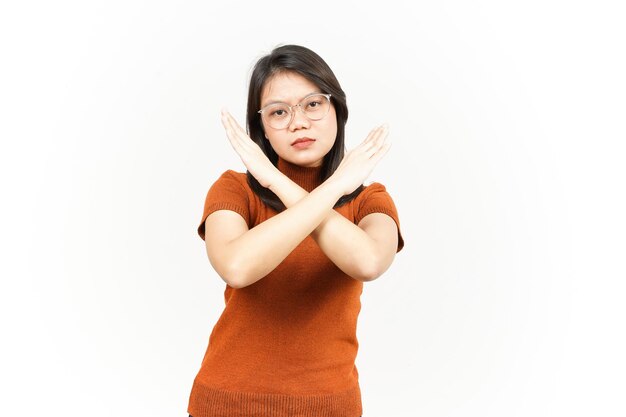 Rejet des bras croisés de belle femme asiatique isolé sur fond blanc