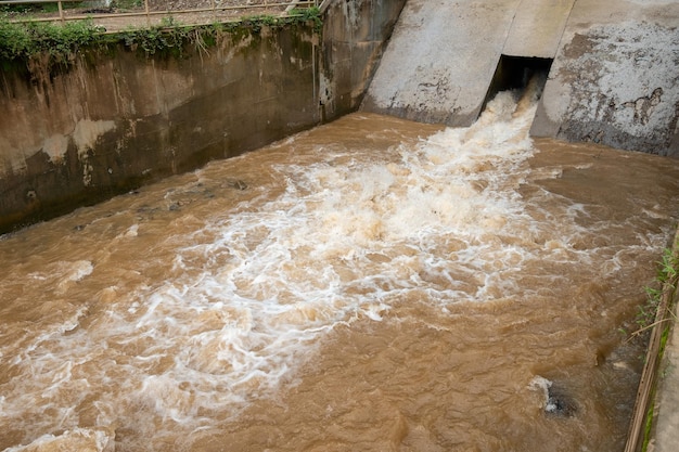 Relâchez le contrôle de l'eau à la vanne