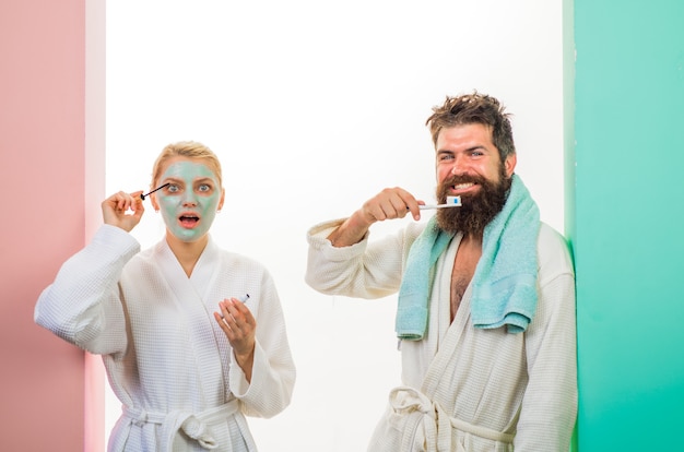 Relation de couple homme barbu avec brosse à dents masque facial cosmétique soins du matin soins de santé