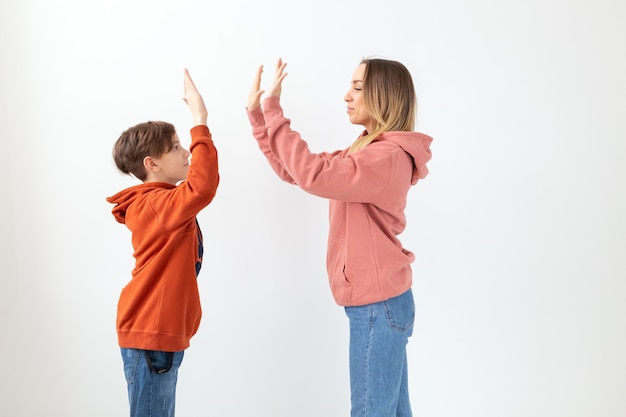 Relation, Fête Des Mères, Enfants Et Concept De Famille - Mère Et Fils Vêtus De Pulls Molletonnés, Haute