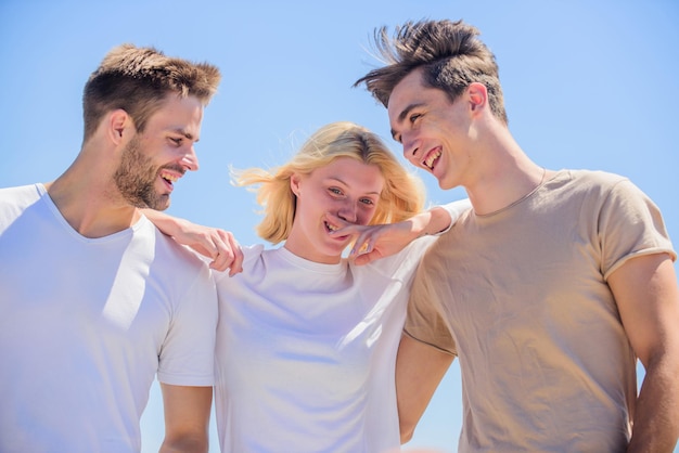 Relations d'amitié. Les gens à l'extérieur. Femme heureuse et deux hommes. L'amitié des membres souhaite entrer dans une relation amoureuse. L'amour de l'amitié. Notion de zone d'amis. Heureux ensemble. Amis joyeux.