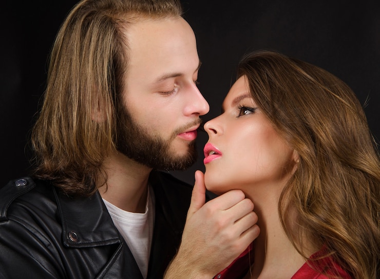 Photo relations et amour. femme et homme s'embrassant. couple sensuel dans une tendre passion.