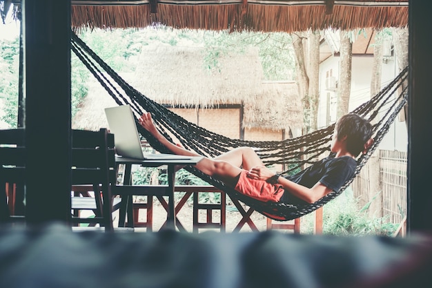 Relax de l'homme sur le concept de détente de jour d'été