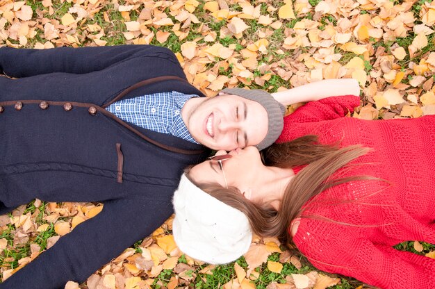 Relaxation d&#39;automne dans le parc