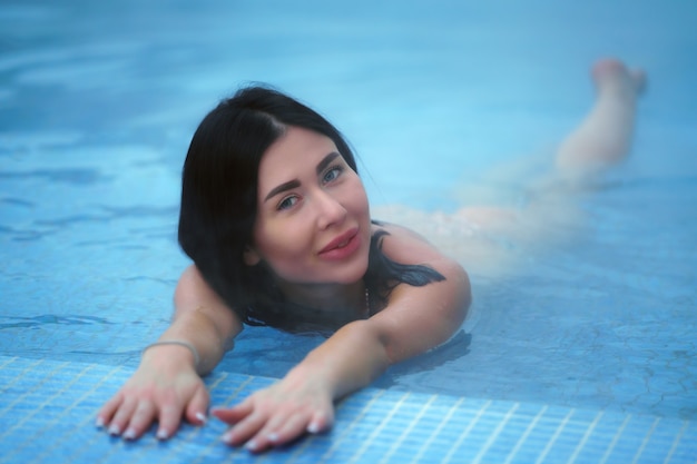 La Relaxation Brune Adulte Se Trouve Dans L'eau Géothermique Dans La Piscine De La Station Thermale