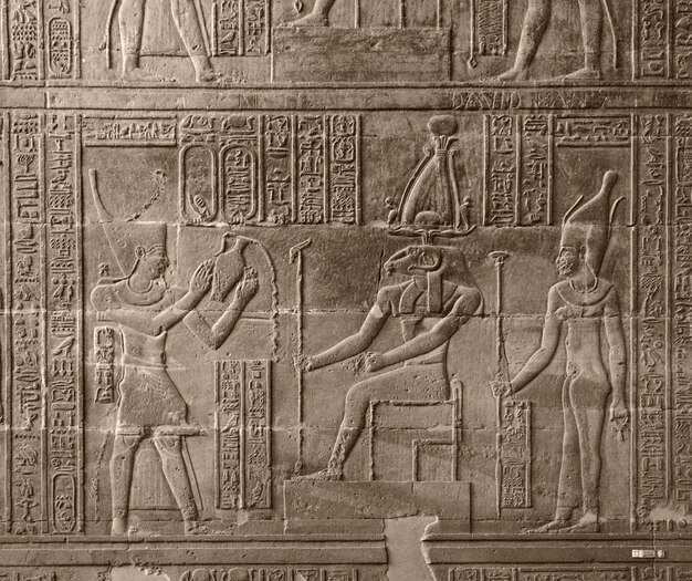 relief du temple de Chnum en Égypte