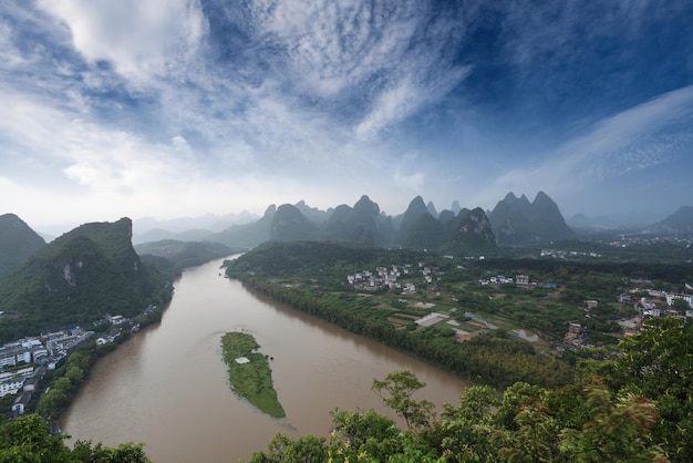 Le relief karstique et la rivière Lijiang après la pluie sous un ciel bleu à YangshuoChina