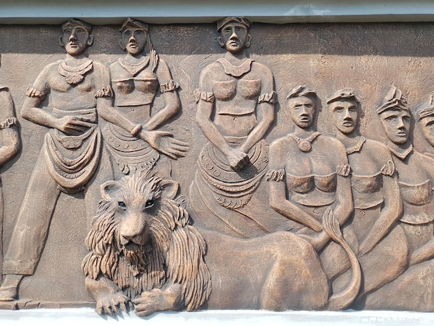 Photo un relief d'un lion et d'une femme avec un chapeau dessus