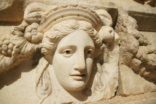 Relief de masque antique dans la ville antique d'Aphrodisias à Aydin Turkiye