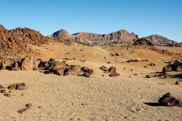 Photo relief sec du désert avec ciel dégagé