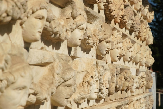 Reliefs de masques antiques dans la ville antique d'Aphrodisias à Aydin Turkiye