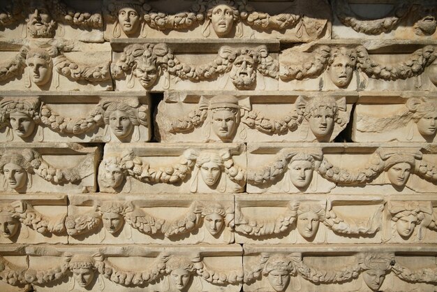 Reliefs de masques antiques dans la ville antique d'Aphrodisias à Aydin Turkiye