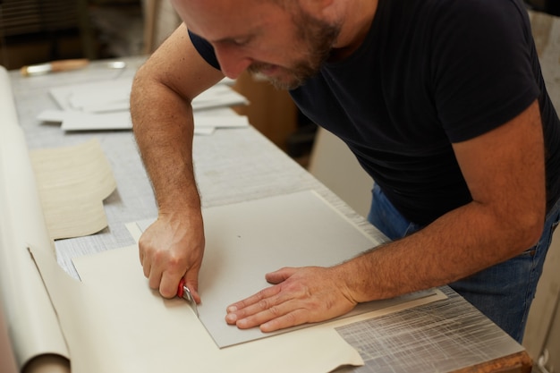 Reliure de livre travaillant dans un atelier