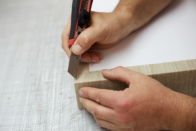 Reliure de livre travaillant dans un atelier