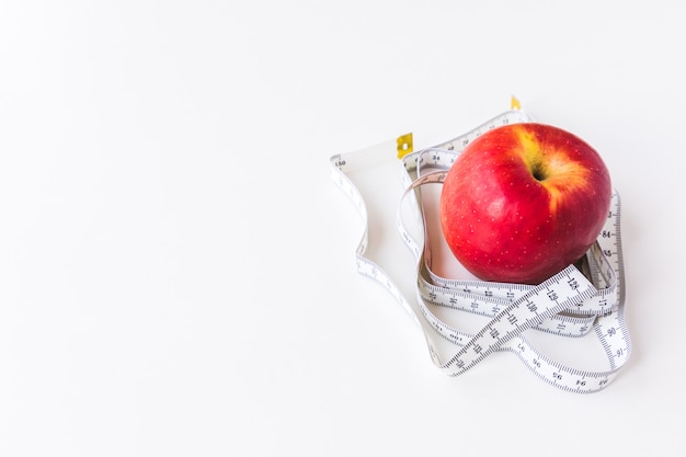 Reliure pomme rouge avec un ruban à mesurer