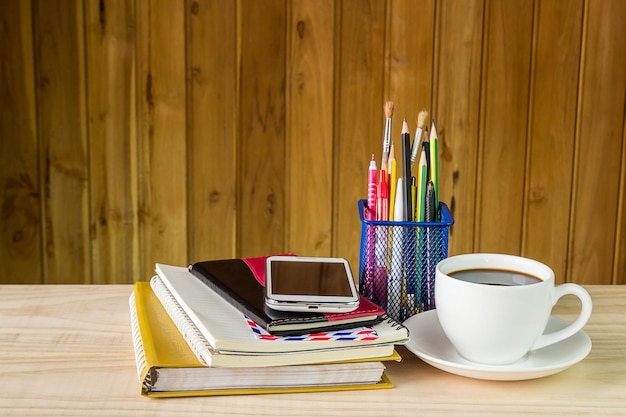 Remarque bookmart phonecoffee cupand pile de livre sur table en bois