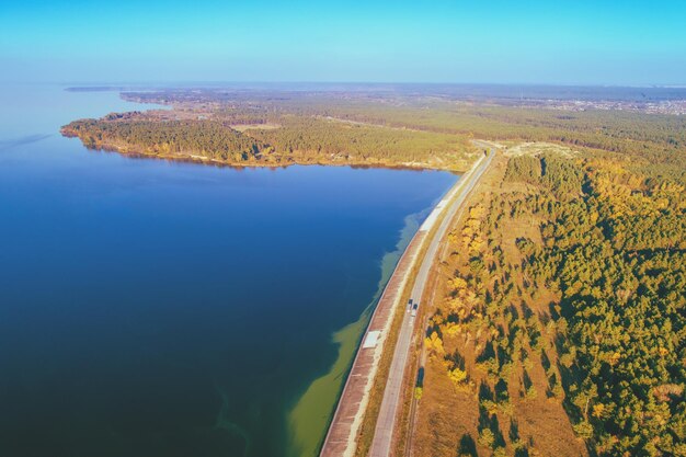 Remblai en béton le long du lac par une journée ensoleillée d'automne Vue aérienne