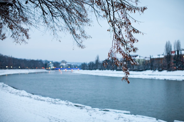 Remblai enneigé dans la ville du soir. Beau paysage d'hiver